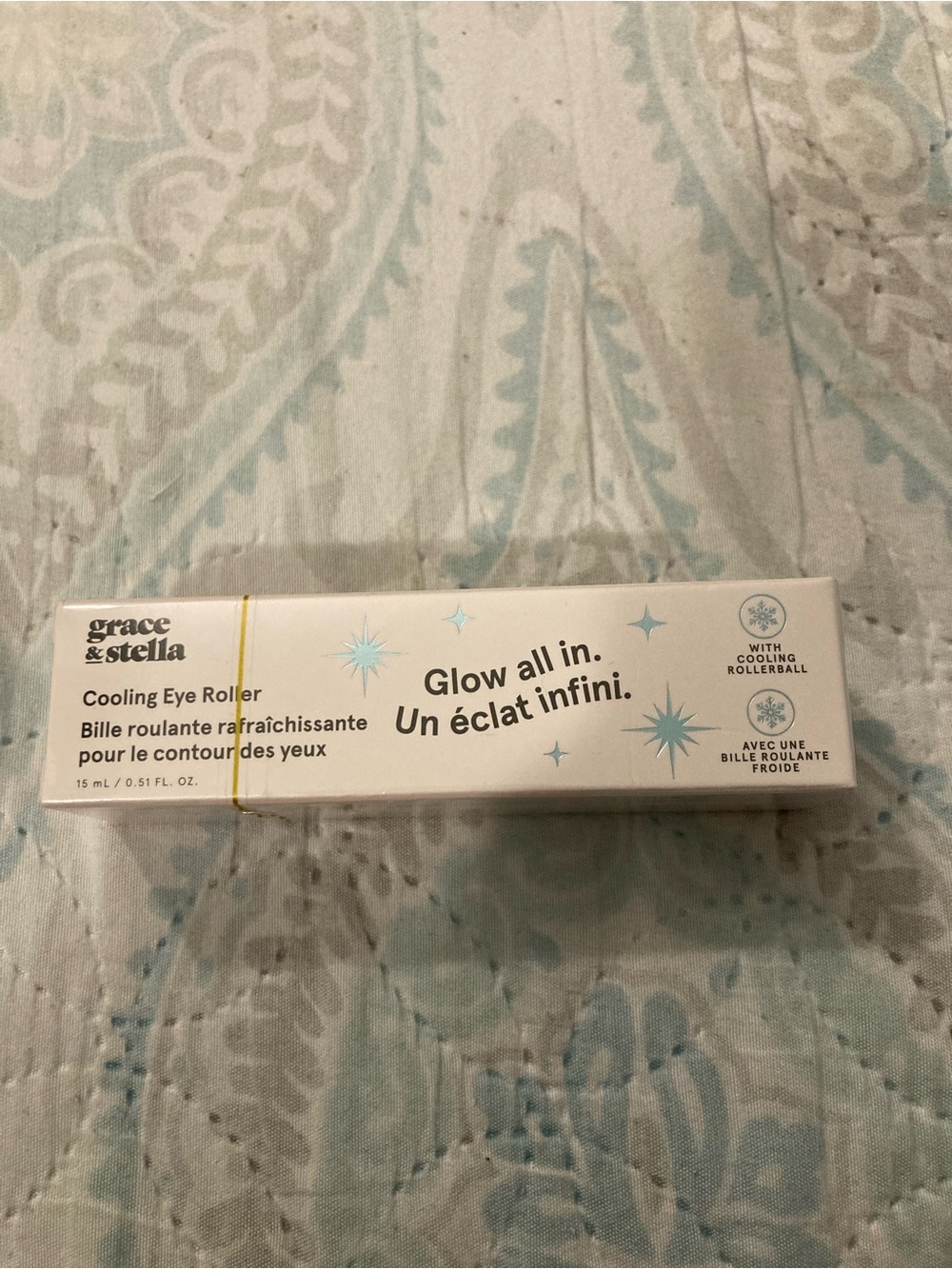 grace & stella Cooling Eye Roller - White & Light Blue Accents